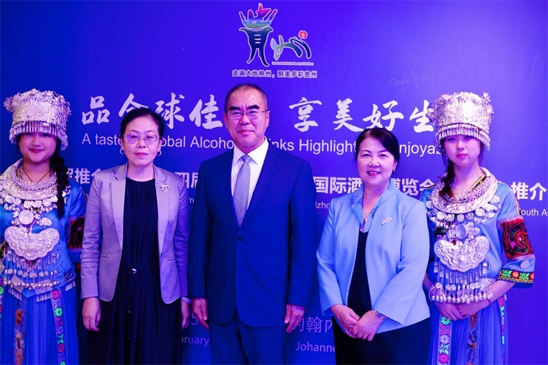 潘慶江總領(lǐng)事與王洪波秘書長(zhǎng)合影。（南非貴州商會(huì)供圖）