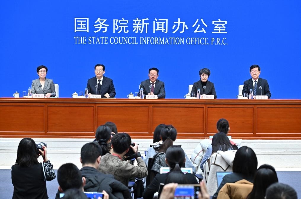 2月28日，國務(wù)院新聞辦公室在北京舉行國務(wù)院政策例行吹風(fēng)會，民政部副部長唐承沛、財政部副部長郭婷婷、自然資源部副部長許大純、住房城鄉(xiāng)建設(shè)部副部長姜萬榮和國務(wù)院新聞辦公室新聞發(fā)言人介紹2024年國務(wù)院部門辦理全國人大代表建議和全國政協(xié)提案工作有關(guān)情況，并答記者問。新華社記者 李鑫 攝