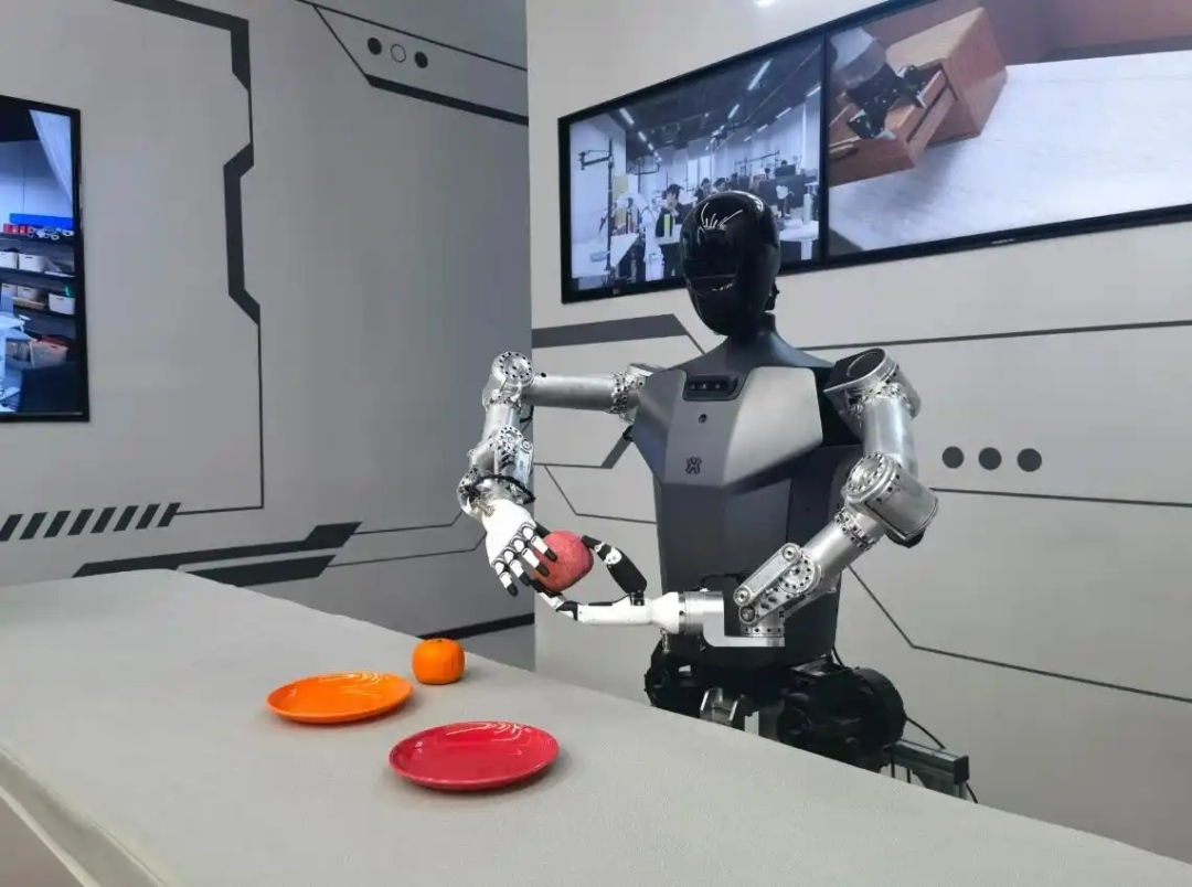 △2025年2月24日，北京“機(jī)器人大世界”展出的機(jī)器人正在完成日常家務(wù)。