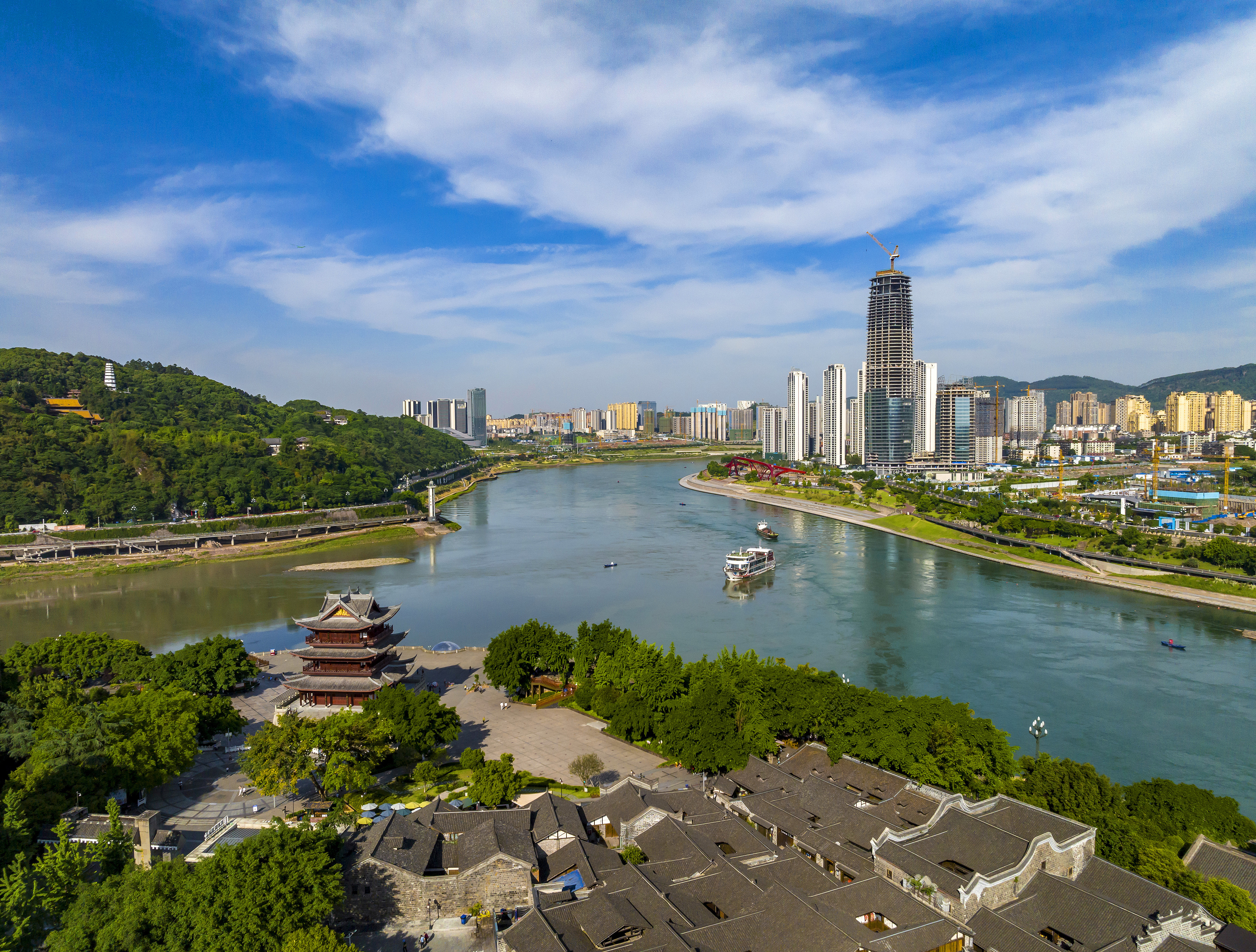 “長江首城”四川宜賓，經(jīng)過長江生態(tài)綜合治理后的三江交匯處風(fēng)光。