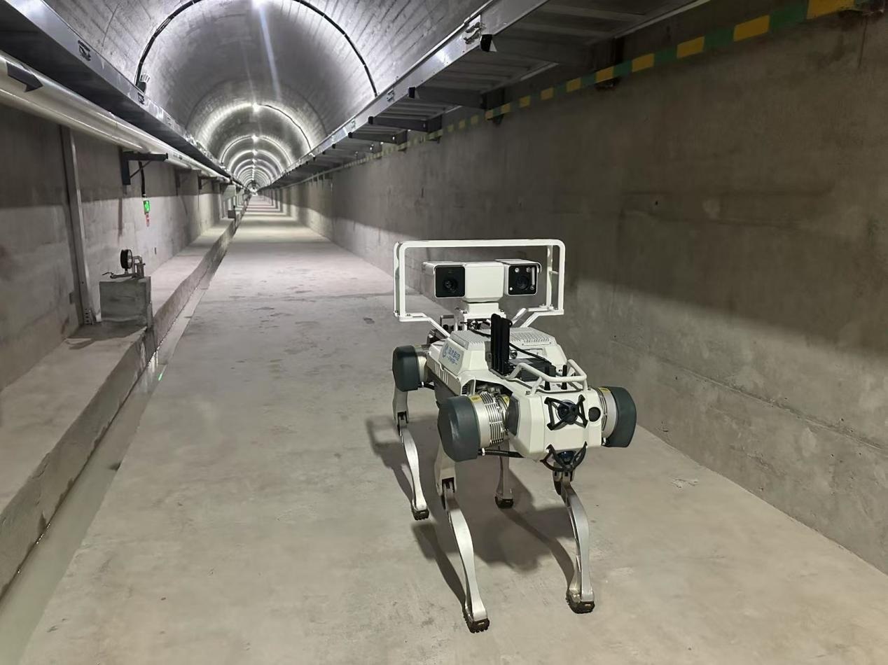 機(jī)器人正在對(duì)大壩廊道進(jìn)行巡檢，重點(diǎn)監(jiān)測(cè)裂縫，滲水點(diǎn)，積水等。水利部供圖