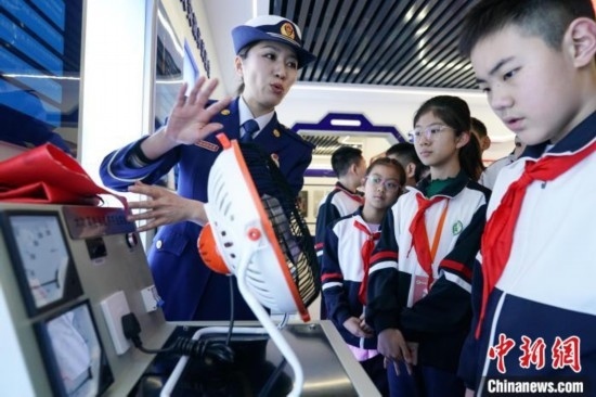 圖為學(xué)生們參觀道里區(qū)消防救援大隊消防科普體驗館內(nèi)電器火災(zāi)演示實驗臺。中新社記者 趙宇航 攝