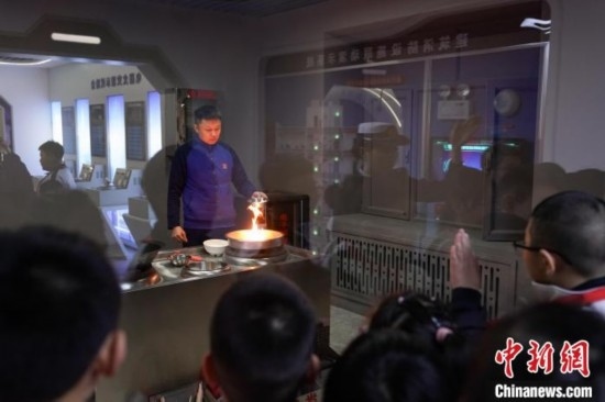 圖為學(xué)生們參觀道里區(qū)消防救援大隊消防科普體驗館內(nèi)火場真實體驗演示區(qū)。中新社記者 趙宇航 攝