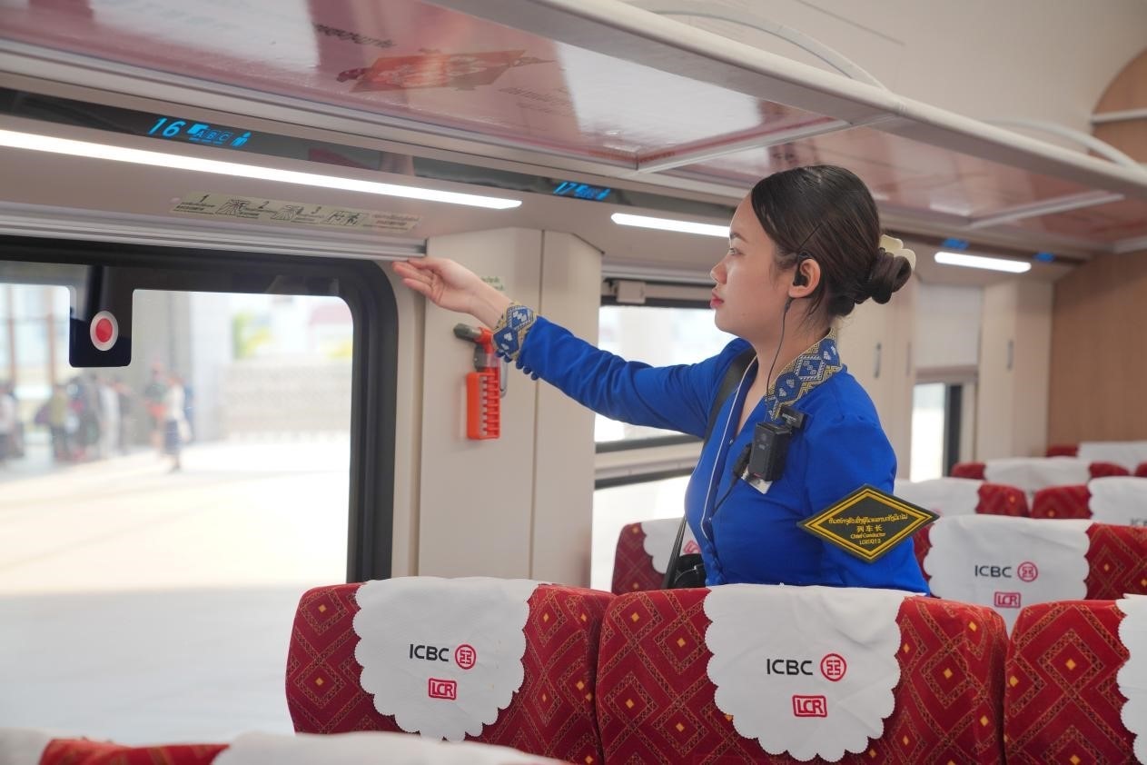 中老鐵路瀾滄號(hào)動(dòng)車(chē)組列車(chē)長(zhǎng)小麗正在進(jìn)行車(chē)廂檢查。老中鐵路有限公司供圖