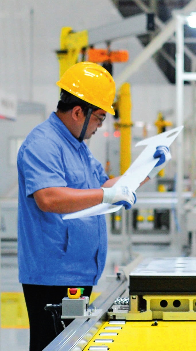 工人在位于廣東珠海的緯景儲(chǔ)能珠?！俺珿工廠”工作（2024年5月19日攝）。李任滋攝/本刊