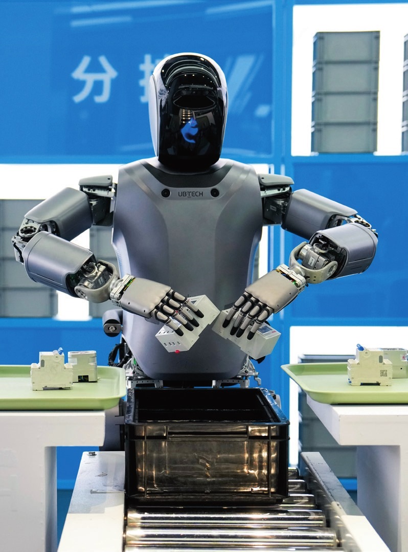 北京“機(jī)器人大世界”展示的優(yōu)必選人形機(jī)器人（2025年2月24日攝）。鞠煥宗攝/本刊