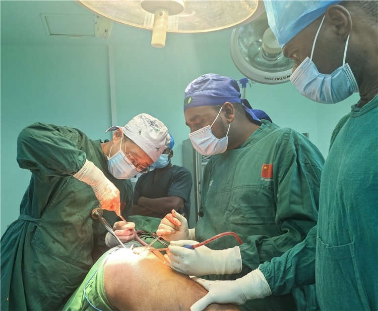王磊醫(yī)師手術(shù)中。中國(guó)援桑醫(yī)療隊(duì)供圖