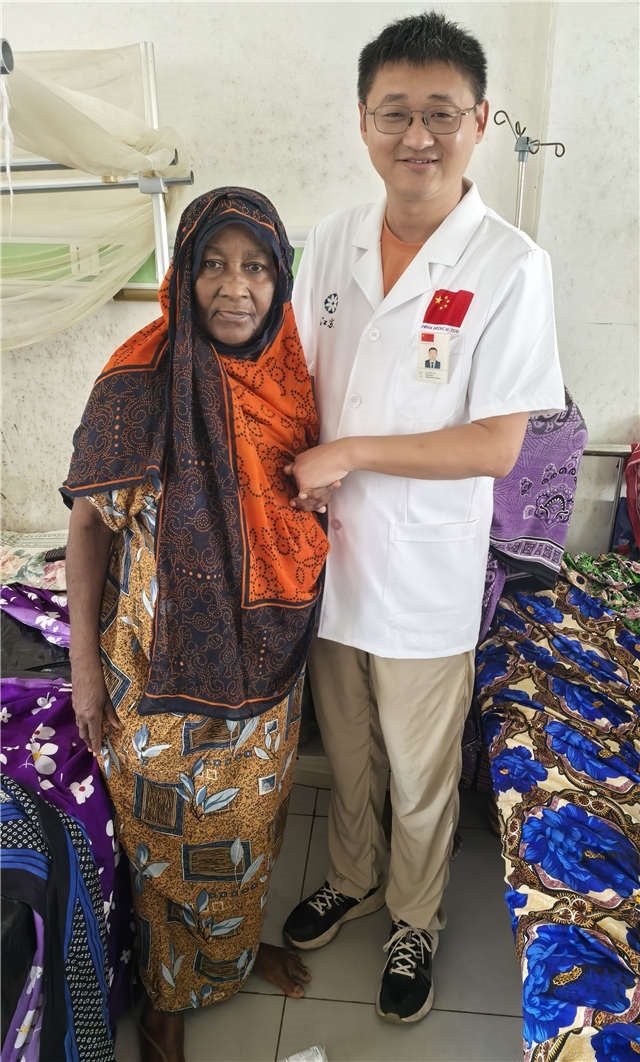 術(shù)后第二天患者即能站立。中國(guó)援桑醫(yī)療隊(duì)供圖