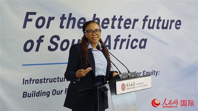 馬塞莫拉女士詳細介紹了南非政府在基礎設施建設方面的最新規(guī)劃和社會公益項目。人民網(wǎng) 劉暢攝