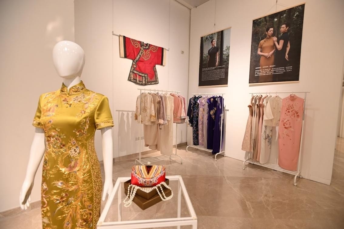 展覽現(xiàn)場展出各種款式的精美旗袍。新加坡中國文化中心供圖