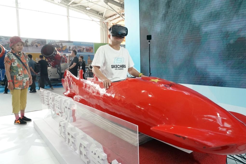 2023年9月15日，觀眾在2023國際冬季運(yùn)動(dòng)（北京）博覽會(huì)現(xiàn)場通過VR設(shè)備體驗(yàn)雪車。新華社記者 任超 攝