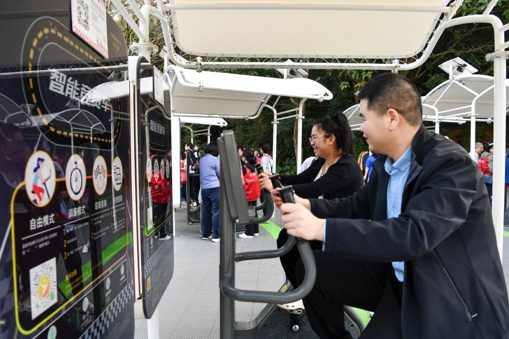 2024年1月20日，市民在蓮花山公園西區(qū)室外智能健身房參加競賽活動(dòng)。當(dāng)日，深圳市室外智能健身競賽活動(dòng)舉行。新華社記者 梁旭 攝