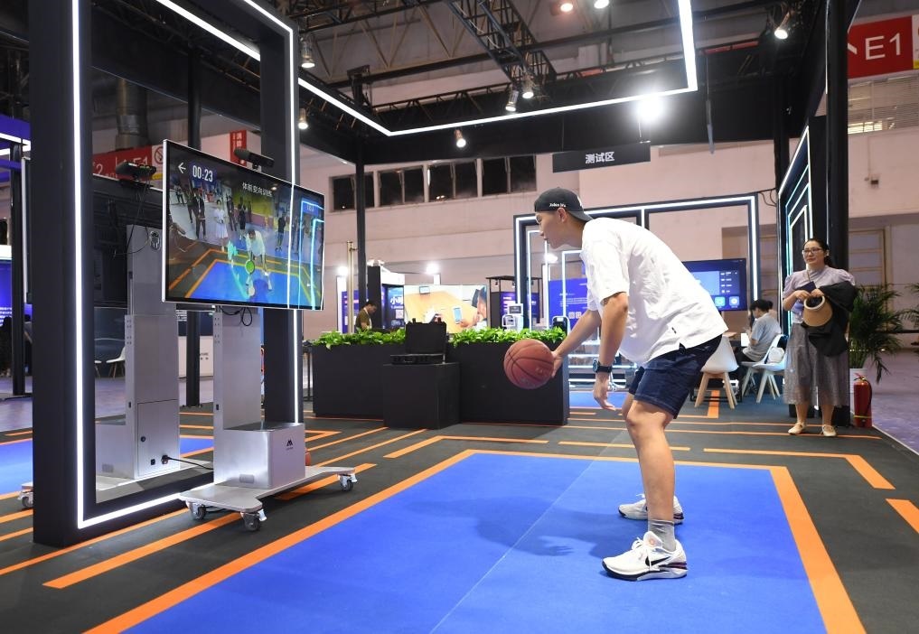2023年8月25日，在HICOOL2023全球創(chuàng)業(yè)者峰會(huì)展覽展示區(qū)，觀眾體驗(yàn)AI智慧體育運(yùn)動(dòng)系統(tǒng)。當(dāng)日，HICOOL2023全球創(chuàng)業(yè)者峰會(huì)在位于北京市順義區(qū)的中國國際展覽中心（新館）開幕。新華社記者 任超 攝