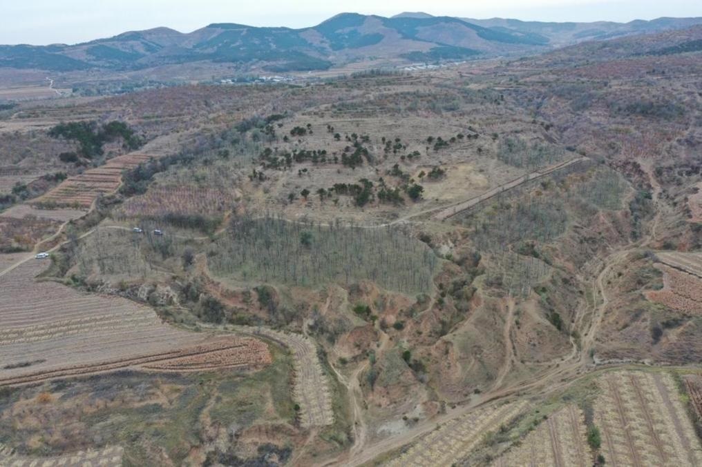 朝陽(yáng)凌源無(wú)白丁遺址群（2024年11月23日攝）。新華社發(fā)（遼寧省文物考古研究院供圖）