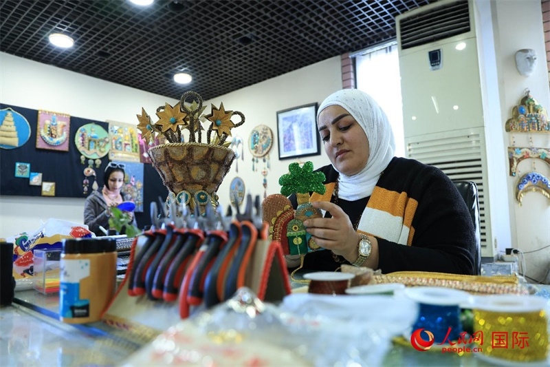 設計師娜達在制作巴比倫時期飾品。人民網(wǎng)伊納斯·易卜拉欣攝