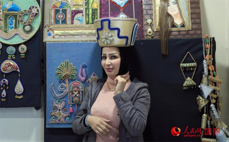 設計師展示亞述國王同款王冠。人民網(wǎng)伊納斯·易卜拉欣攝