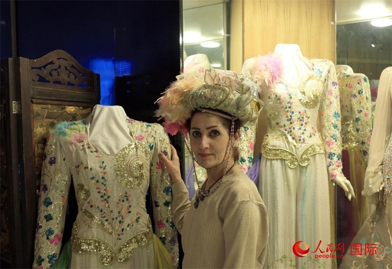 設計師展示阿拉伯阿巴斯王朝時期王冠。人民網(wǎng)伊納斯·易卜拉欣攝