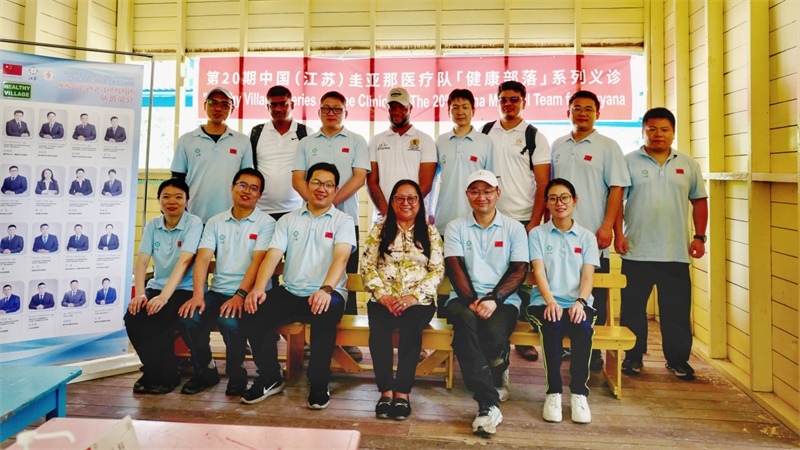 圭亞那印第安人事務(wù)部部長(zhǎng)蘇凱（前排右三）在啟動(dòng)儀式上和中國(guó)醫(yī)療隊(duì)隊(duì)員合影。第二十期中國(guó)援圭亞那醫(yī)療隊(duì)供圖