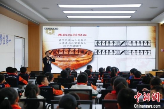 圖為學(xué)生在“國(guó)寶音樂(lè)會(huì)”社教課中了解舞蹈紋彩陶盆。中新社記者 馬銘言 攝