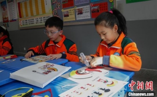 圖為學(xué)生參與“土族娃娃布貼畫”社教課。中新社記者 馬銘言 攝