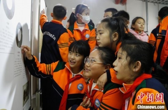 圖為學(xué)生參觀青海省博物館“1+3”主題流動(dòng)展覽，了解在青海喇家遺址出土的齊家文化 · 玉三璜聯(lián)璧。中新社記者 馬銘言 攝