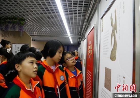 圖為學(xué)生參觀青海省博物館“1+3”主題流動(dòng)展覽，了解木舞俑。中新社記者 馬銘言 攝