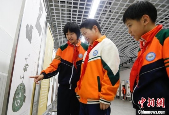 圖為學(xué)生了解出土于青海省西寧市大通回族土族自治縣的漢代鸞鳳銅熏爐蓋。中新社記者 馬銘言 攝