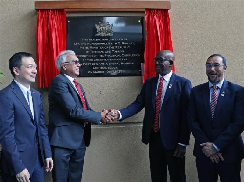 特多總理基思·羅利（右二）等特方政要、中國(guó)駐特多使館臨時(shí)代辦楊晗（左一）等出席西班牙港總醫(yī)院項(xiàng)目揭幕儀式。中國(guó)鐵建（加勒比）有限公司供圖
