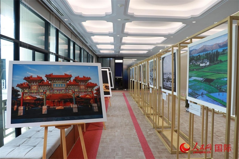 “遇見”攝影展現(xiàn)場。朱瀟逸攝