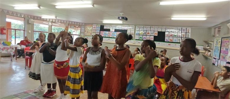 南非學(xué)生展示民族服飾，合唱《聽我說謝謝你》。