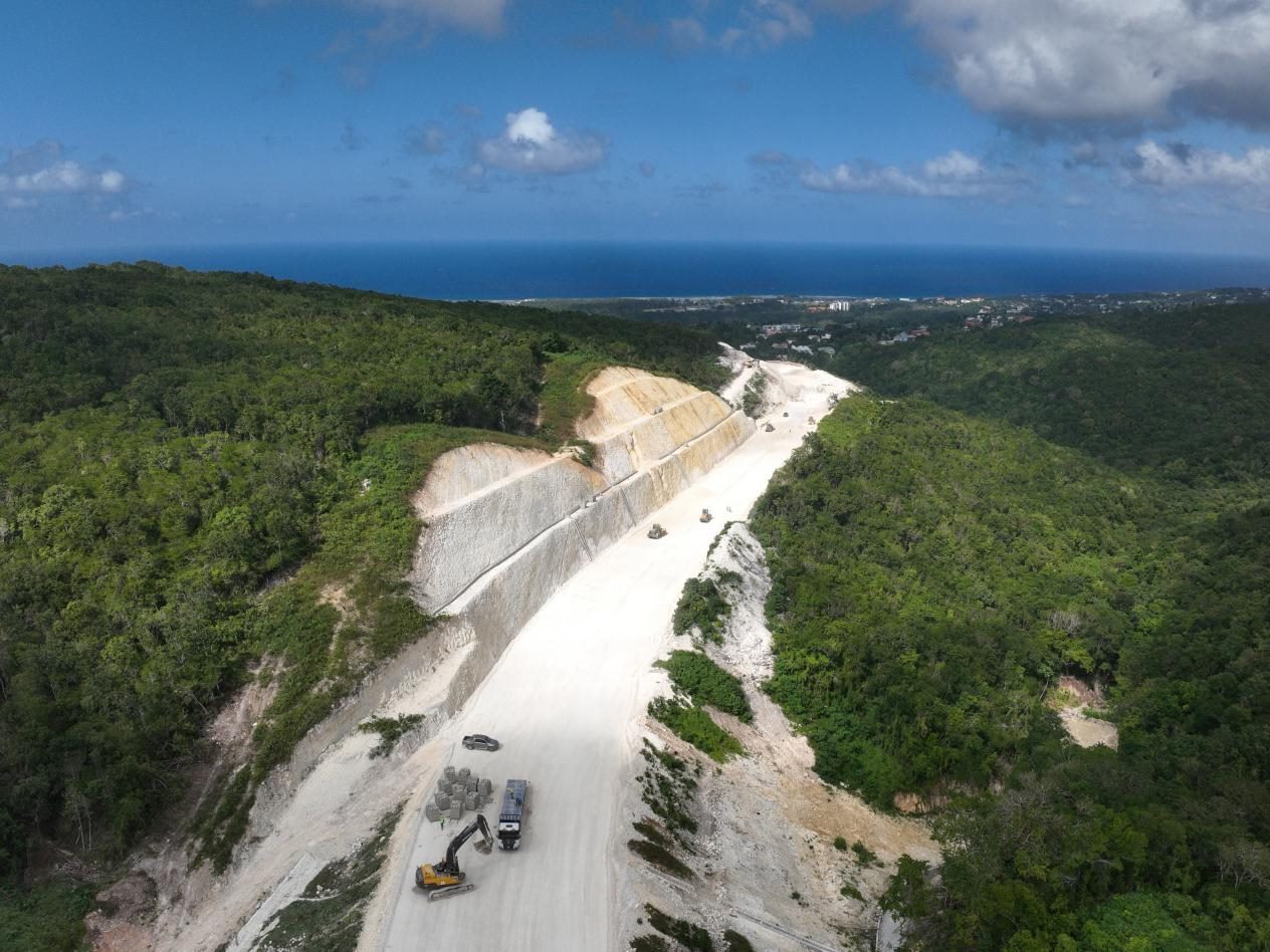 圖為中企承建的牙買加蒙特哥貝繞城路項(xiàng)目基層試驗(yàn)段正在進(jìn)行攤鋪和碾壓施工，相關(guān)施工工作已于近日順利完成。中國(guó)港灣美洲區(qū)域公司供圖