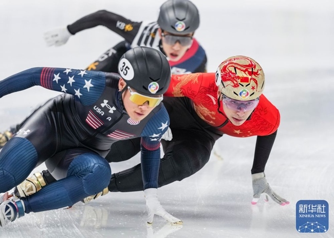 中國(guó)隊(duì)選手劉少昂（右）在比賽中。新華社記者 孫非 攝