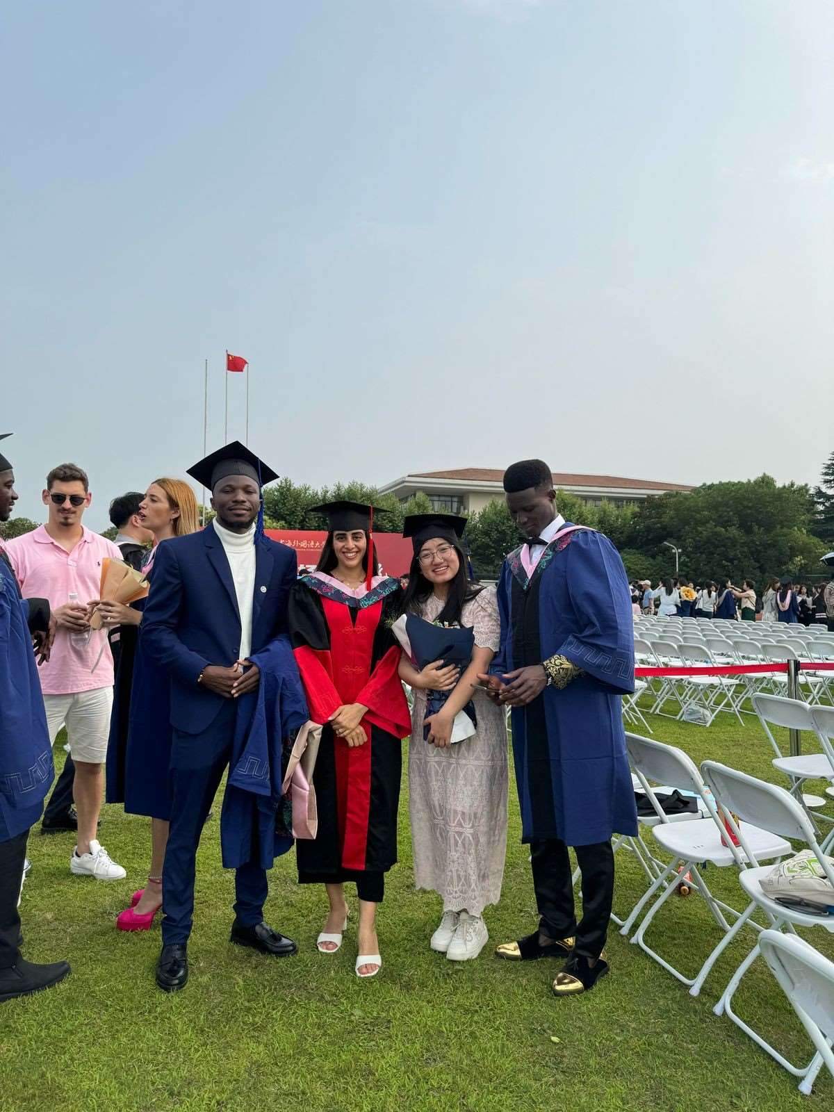 卡友琪（右三）在中國獲得學位后與同學合影。受訪者供圖