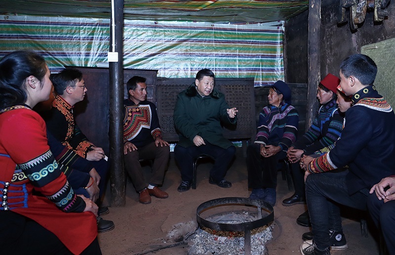 △2018年2月11日，四川涼山彝族自治州昭覺縣三岔河鄉(xiāng)三河村，習(xí)近平總書記來到村民節(jié)列俄阿木家中看望。