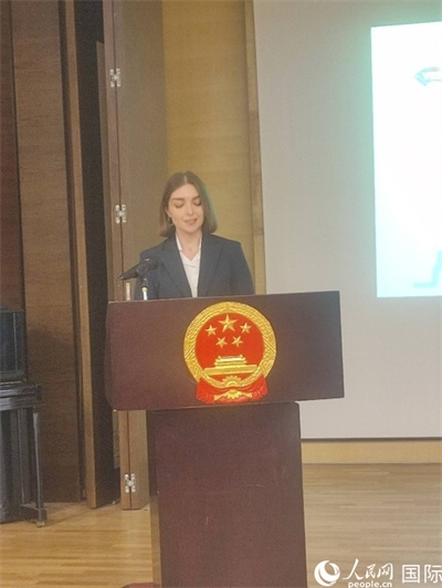 意方學(xué)生代表白綺花發(fā)言。人民網(wǎng)記者 鄭彬攝