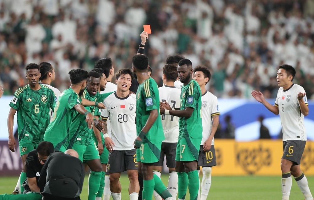 3月20日，主裁判向中國隊(duì)球員林良銘出示紅牌。新華社記者 王東震 攝