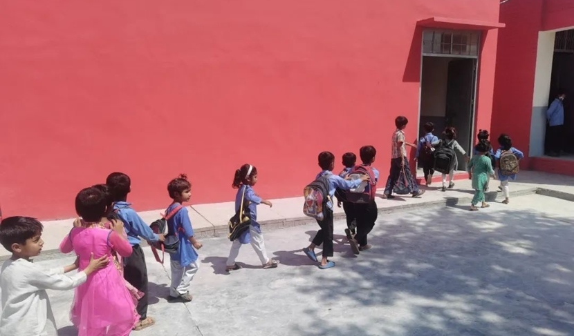 同學(xué)們走進修繕一新的校園。中國電建集團湖北工程有限公司供圖