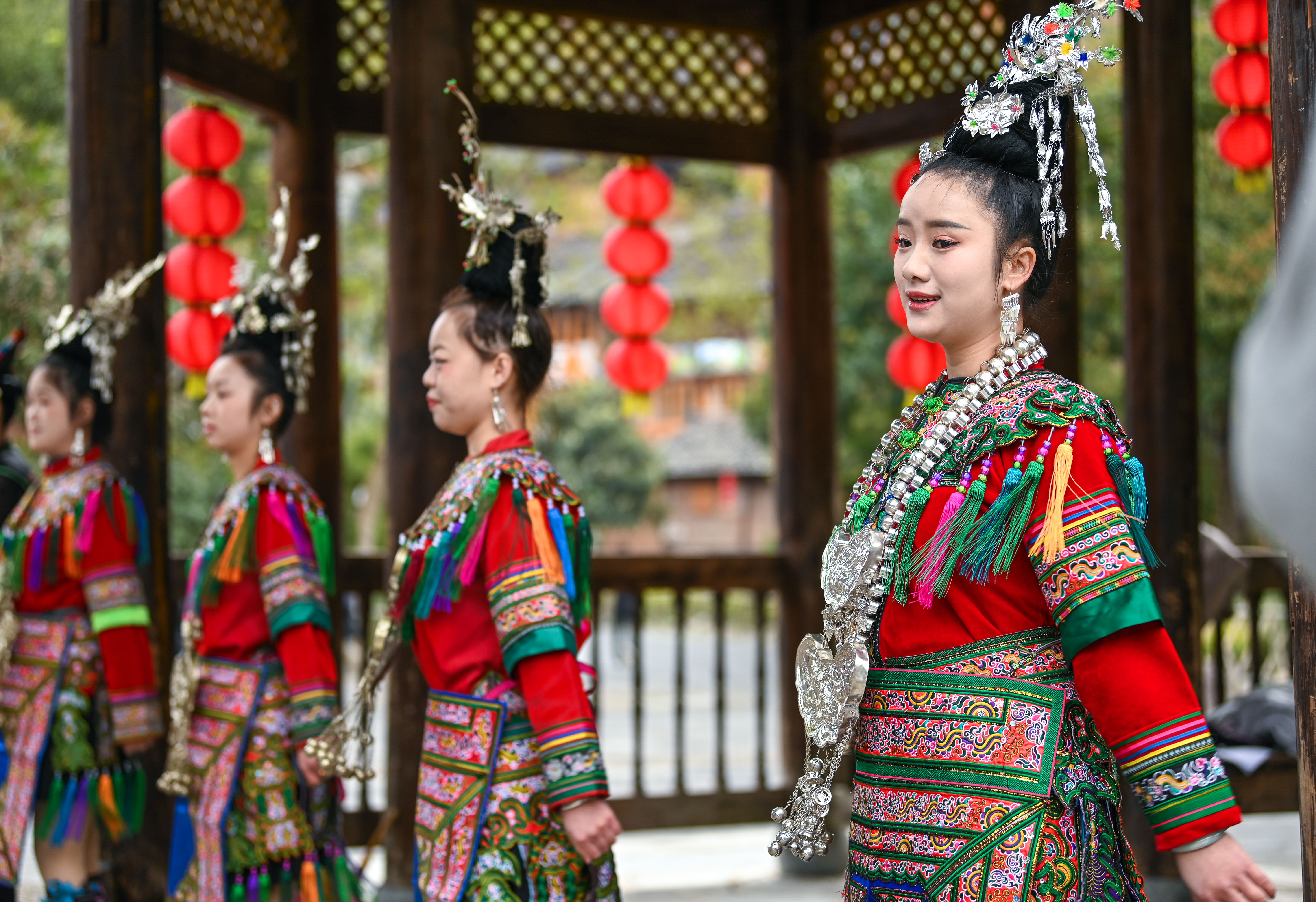  2025年3月18日，侗族群眾在貴州省黎平縣肇興侗寨給游客演唱侗族大歌。