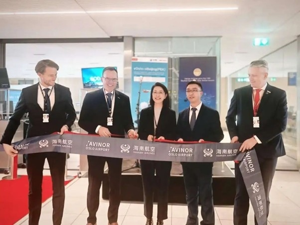 中國駐挪威大使侯悅（中）出席海航奧斯陸—北京直航開航儀式。中國駐挪威大使館供圖