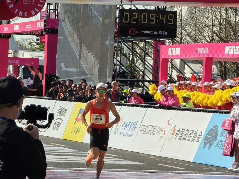 楊紹輝通過比賽終點。 人民網(wǎng)記者 楊磊攝