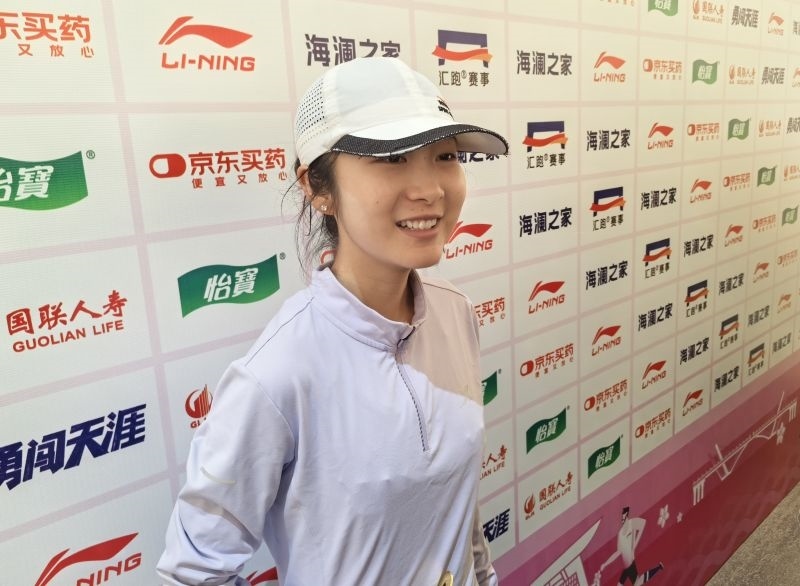 徐冰潔賽后接受采訪。 人民網(wǎng)記者 楊磊攝