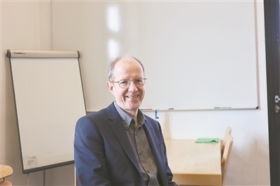 德國物理學(xué)會主席、雷根斯堡大學(xué)凝聚態(tài)物理學(xué)家克勞斯·里希特教授。駐德國記者 李山攝