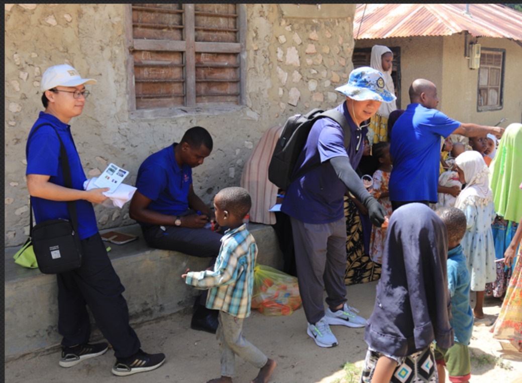 專家組向村民發(fā)放健康教育手冊和健康教育用品。專家組供圖