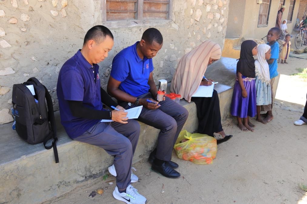 專家組指導(dǎo)非方疾控人員開展疾病篩查工作。專家組供圖