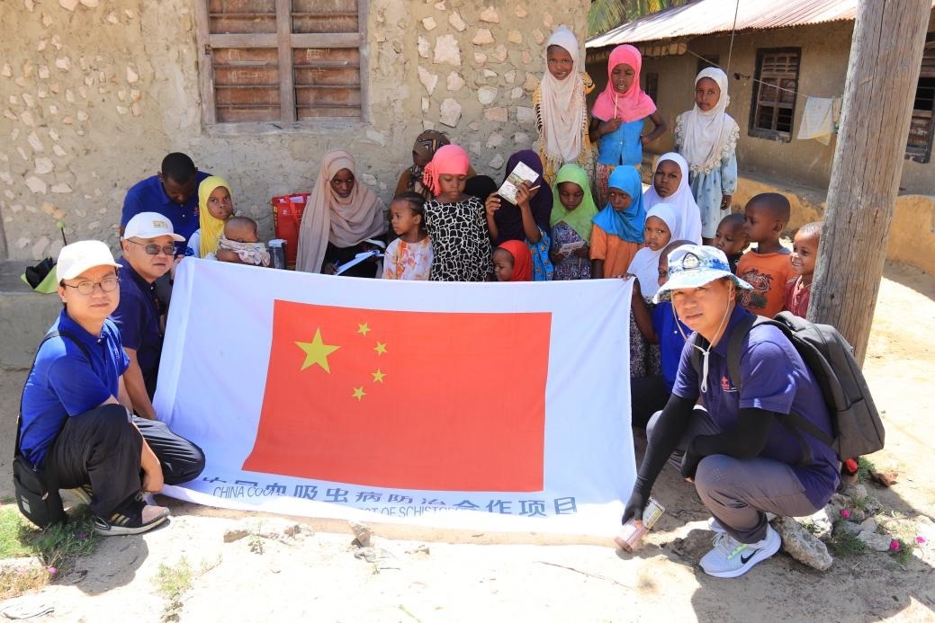 專家組與當(dāng)?shù)卮迕窈嫌?。專家組供圖