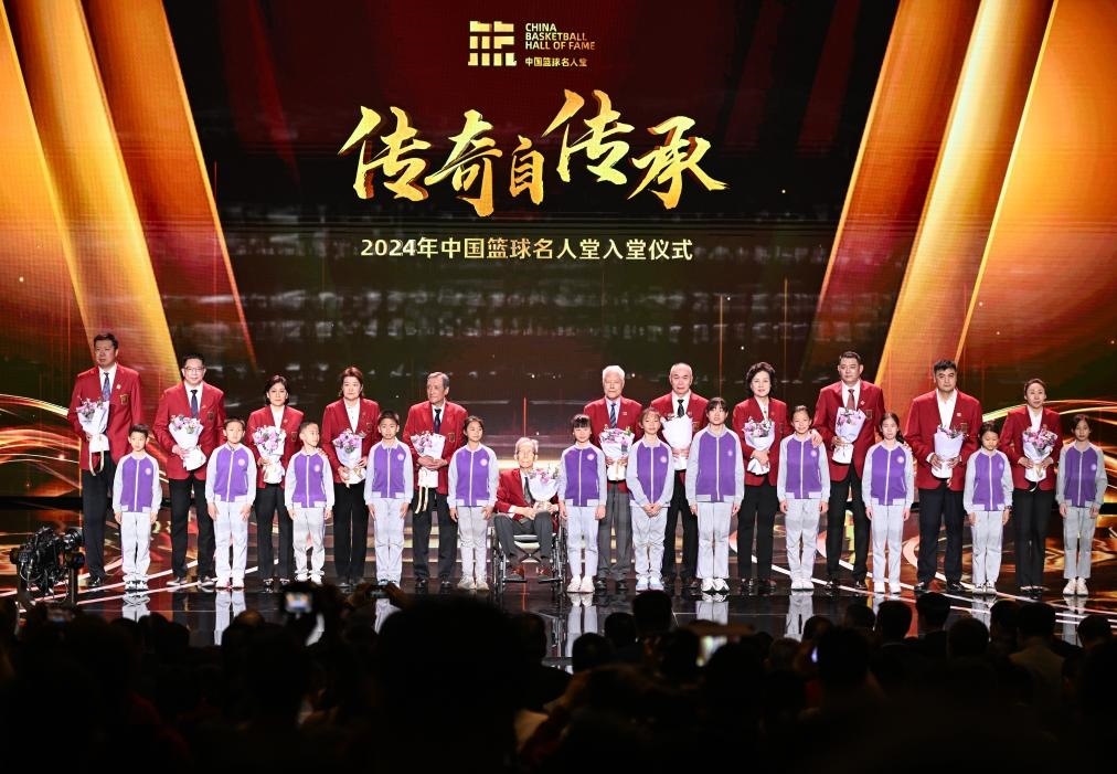3月23日，在場(chǎng)的各屆中國(guó)籃球名人堂入堂人物在入堂儀式上合影留念。新華社記者 陳鐘昊 攝