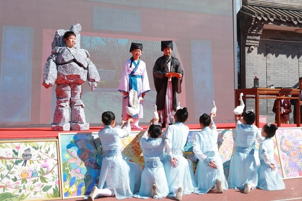 展覽開幕式上，府學(xué)學(xué)子上演情景劇《鵝池》。府學(xué)胡同小學(xué)供圖