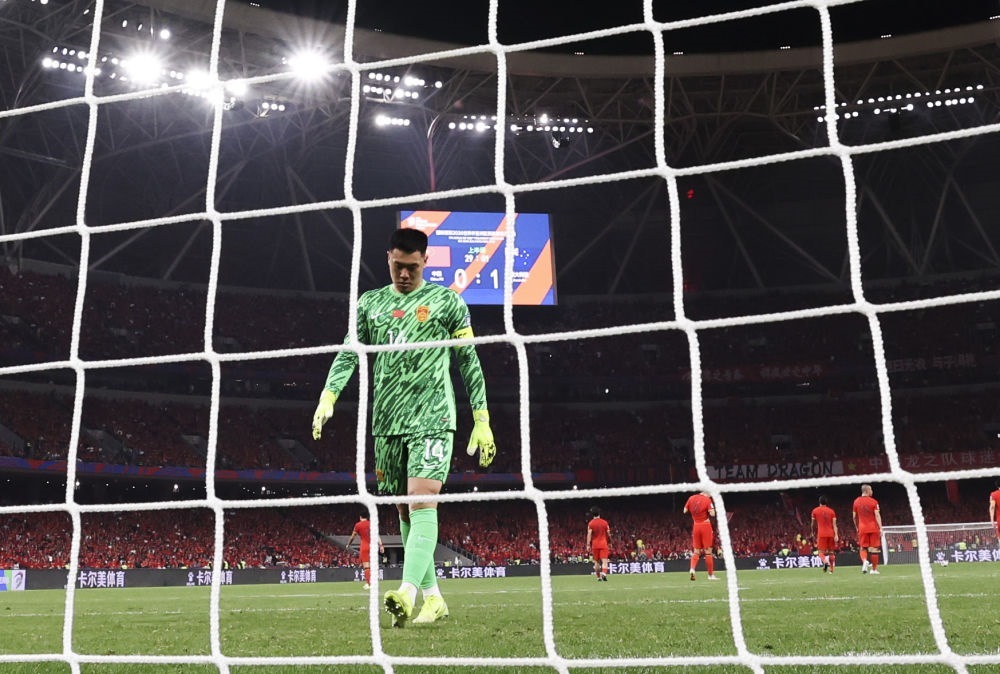 3月25日，中國隊(duì)守門員王大雷在球隊(duì)丟球后。新華社記者 曹燦 攝