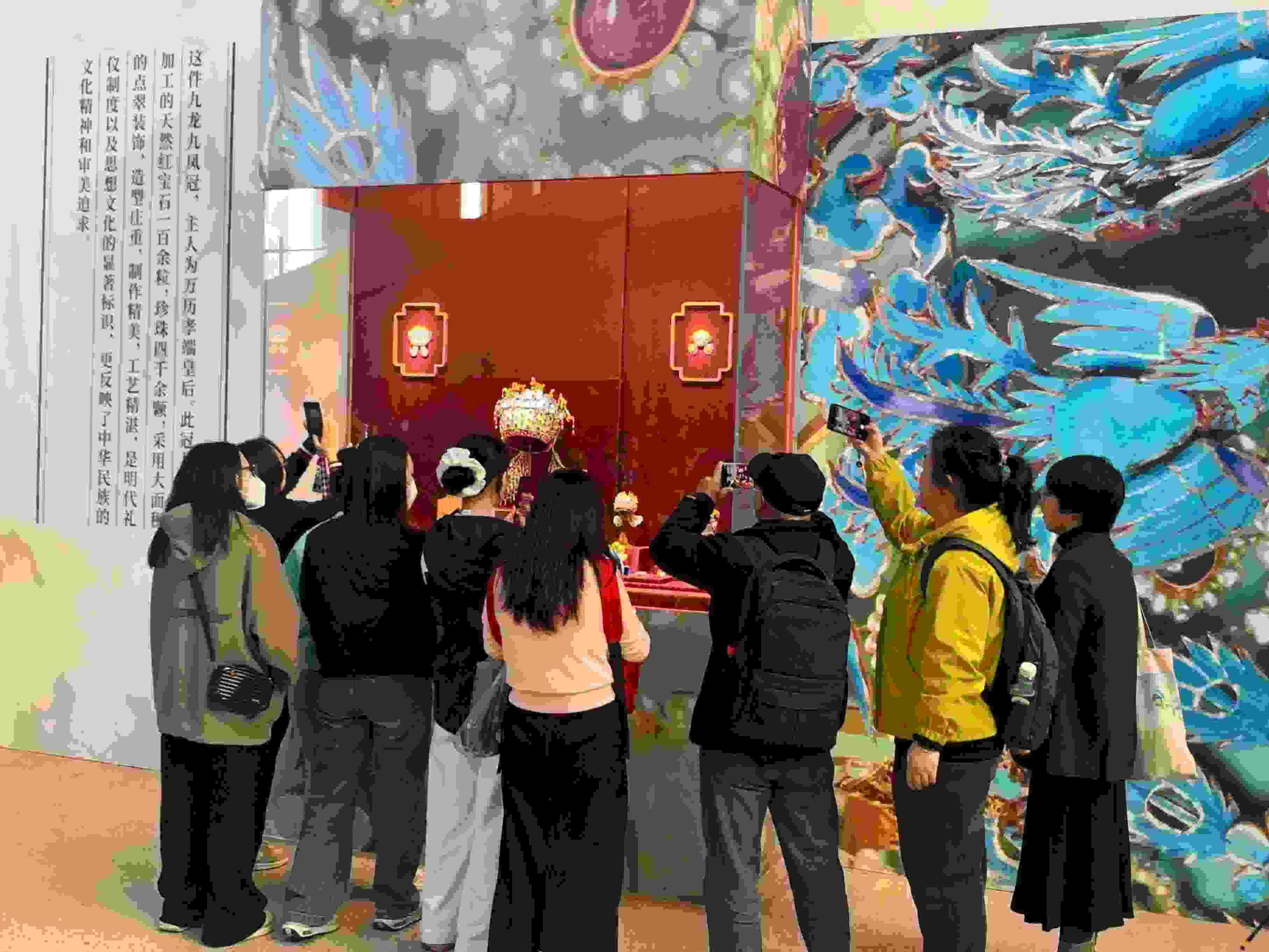 觀(guān)眾參觀(guān)國(guó)博鳳冠系列文創(chuàng)產(chǎn)品。人民網(wǎng)記者 劉穎穎攝