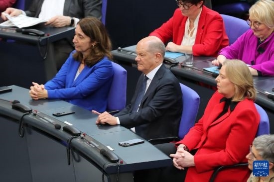 3月25日，在德國柏林，朔爾茨（中）出席新一屆德國聯(lián)邦議院首次全體會(huì)議。新華社記者 杜哲宇 攝